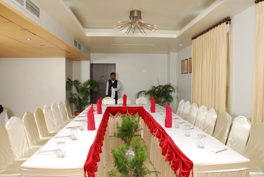 Hotel Kiranshree Portico Guwahati Zewnętrze zdjęcie
